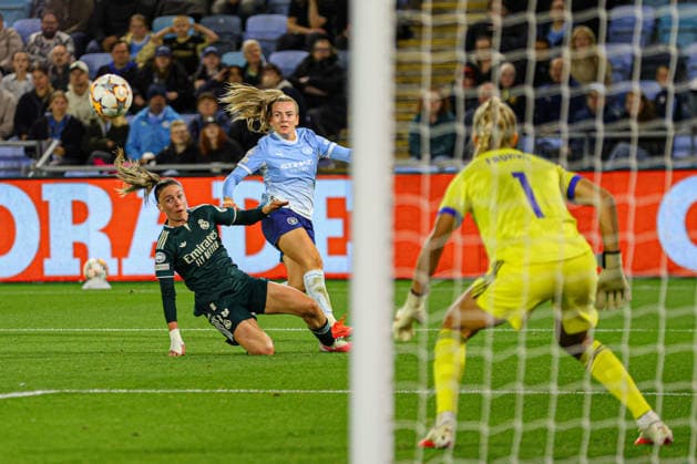 MANCHESTER, ENGLAND - October 1: Lauren Hemp of Manchester City crosses the ball during the UEFA Womens Champions League match between Manchester City and Real Madrid at Joie Stadium on October 1, 2026 in Manchester, England. (Photo by Natalie Mincher Sports Press Photo SPP) Copyright: xNataliexMincher SPPx Sportspressphoto_SPR243508