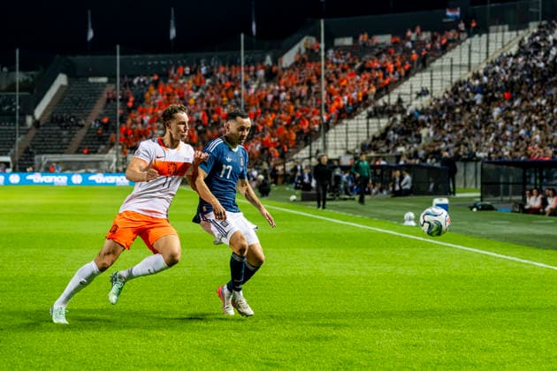 THESSALONIKI - (l-r) Nederland forward Ruben van Bommel and Griekenland defender Manolis Saliakas during the UEFA Nations League match between Griekenland and Nederland at Toumba Stadion on 1 October 2026 in Thessaloniki, Griekenland. (Photo by DeFodi Images) -