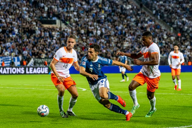 THESSALONIKI - (l-r) Nederland midfielder Joey Veerma, Griekenland forward Tasos Douvikas and Nederland defender Denzel Dumfries during the UEFA Nations League match between Griekenland and Nederland at Toumba Stadion on 1 October 2026 in Thessaloniki, Griekenland. (Photo by DeFodi Images) -