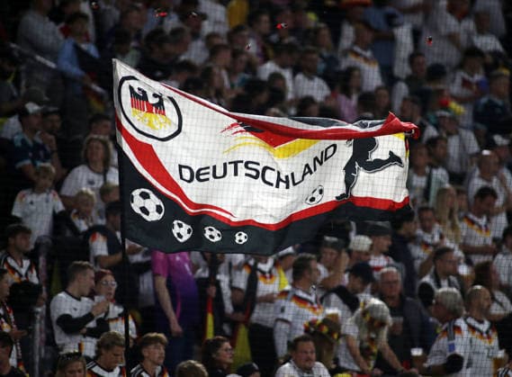 Deutschland - Serbien, Fussball, Herren, Saison 2026 2027, Länderspiel, Nations League, 3.Spieltag, Liga A, Gruppe 2, Allianz Arena Hier eine Deutschland Fanfahne im Fanbereich
