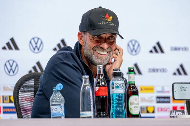 Juergen Klopp (Chef-Trainer Bundestrainer, Deutschland) lachend laechelnd bei der Pressekonferenz nach dem Spiel Portrait Portraet GER, Deutschland vs. Serbien, Fussball, UEFA Nations League, Ligaphase Liga A, 3. Spieltag, Spielzeit 2026 2027, 01.10.2026 (DFL DFB REGULATIONS PROHIBIT ANY USE OF PHOTOGRAPHS as IMAGE SEQUENCES and or QUASI-VIDEO). Foto: HMB Media Heike Feiner Copyright: HMBxMedia HeikexFeiner