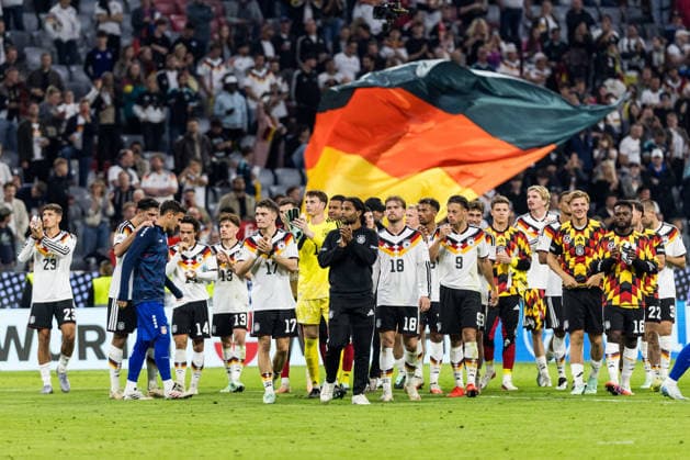 MUNICH, GERMANY - OCTOBER 01: The German national team, Nationalteam thanking the fans after the UEFA Nations League match between Germany vs. Serbia at Allianz Arena on matchday 3 of the UEFA Nations League on October 01, 2026 in Munich, Germany. Bavaria Germany Copyright: xSteffiexWunderlx