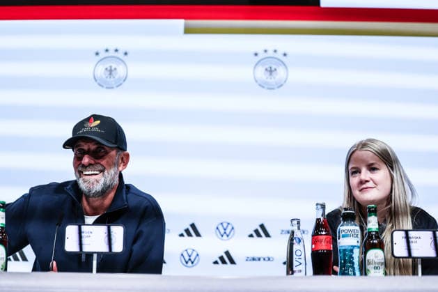 Fussball, UEFA Nations League Saison 2026 2027 Gruppe A2 - 3.Spieltag Deutschland - Serbien 01.10.2026, Allianz Arena Jürgen Klopp (Trainer Deutschland) und Franziska Wülle (Pressesprecherin DFB) bei der Pressekonferenz München Allianz Arena Bayern Deutschland