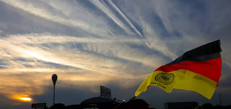 01.10.2026, Nations League , Deutschland vs Serbien, Allianz Arena Muenchen, Fussball im Bild: Deutsche Flagge in der Sonnenuntergang
