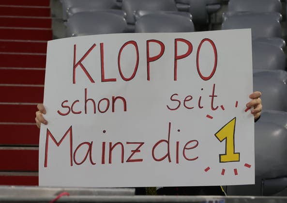 01.10.2026, Nations League , Deutschland vs Serbien, Allianz Arena Muenchen, Fussball im Bild: Kleiner fan mit Plakat