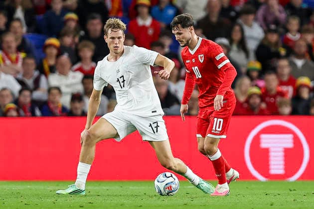 Wales v Norway - UEFA Nations League 2026 27 Group A4 MD3 17 Torbjorn Heggem of Norway and 10 Liam Cullen of Wales in action as Wales players press forward during the UEFA Nations League Group 4 match between Wales and Norway at the Cardiff City Stadium in Cardiff, on October 1, 2026. Cardiff South Glamorgan United Kingdom  Copyright: xMIxNewsx originalFilename:fletcher-walesvsn261001_npLjf.jpg