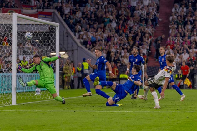 München, Deutschland 01. Oktober 2026: UEFA Nations League - 2026 2027 - Ligaphase - Gruppe A2 - Sp. 3 - Deutschland gegen Serbien Im Bild: v.re. Tom Bischof (GER) macht das Tor zum 1:0 DFB DFL regulations prohibit any use of photographs as image sequences and or quasi-video Allianz Arena Bayern Copyright: xFotostandx xSchäferx