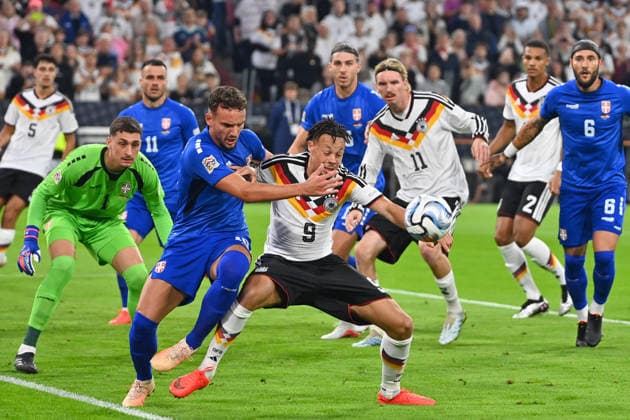 Derry SCHERHANT (GER) Aktion,Zweikampf gegen Strahinja ERAKOVIC (Serbien). Strafraumszene. Fussball Nations League Gruppenphase, Gruppe B, 3.Spieltag Deutschland (GER) - Serbien (SRB) 2-0 am 01.10.2026 , ALLIANZ ARENA