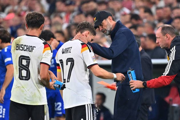 Bundestrainer Juergen KLOPP (GER) mit Florian WIRTZ (GER). Fussball Nations League Gruppenphase, Gruppe B, 3.Spieltag Deutschland (GER) - Serbien (SRB) 2-0 am 01.10.2026 , ALLIANZ ARENA