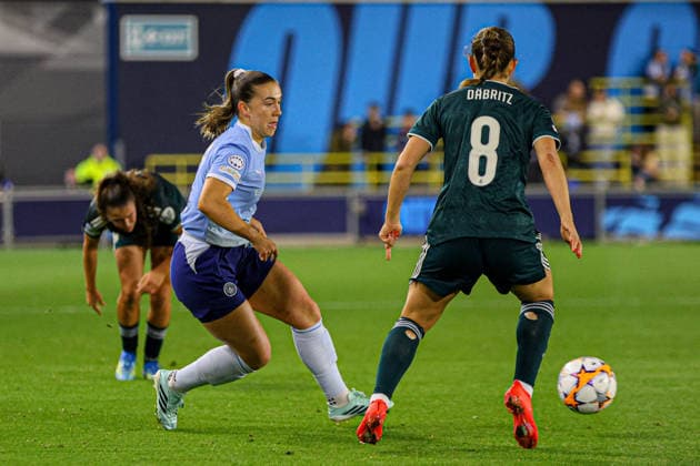 MANCHESTER, ENGLAND - October 1: Sam Coffey of Manchester City passes the ball during the UEFA Womens Champions League match between Manchester City and Real Madrid at Joie Stadium on October 1, 2026 in Manchester, England. (Photo by Natalie Mincher Sports Press Photo SPP) Copyright: xNataliexMincher SPPx Sportspressphoto_SPR243527