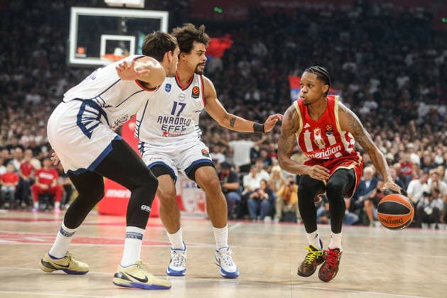 Crvena Zvezda v Anadolu Efes - EuroLeague BELGRADE, SERBIA - OCTOBER 1: Collin Malcolm (17) of Anadolu Efes in action against Tyson Carter (11) of Crvena Zvezda during the EuroLeague basketball match between Crvena Zvezda and Anadolu Efes at Belgrade Arena in Belgrade, Serbia, on October 1, 2026. Filip Stevanovic Anadolu Belgrade Serbia. Editorial use only. Please get in touch for any other usage.  Copyright: x2026xAnadoluxFilipxStevanovicx