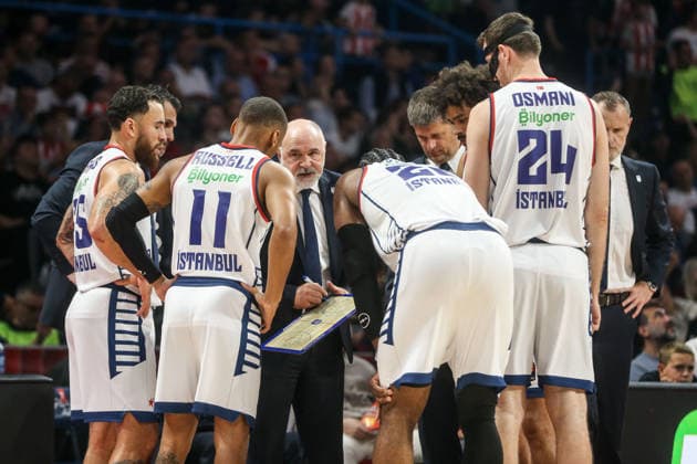 Crvena Zvezda v Anadolu Efes - EuroLeague BELGRADE, SERBIA - OCTOBER 1: Anadolu Efes players gather for a group talk during the EuroLeague basketball match between Crvena Zvezda and Anadolu Efes at Belgrade Arena in Belgrade, Serbia, on October 1, 2026. Filip Stevanovic Anadolu Belgrade Serbia. Editorial use only. Please get in touch for any other usage.  Copyright: x2026xAnadoluxFilipxStevanovicx
