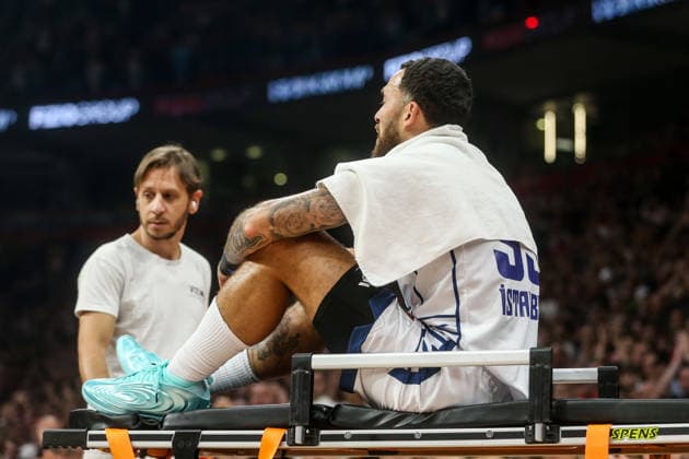 Crvena Zvezda v Anadolu Efes - EuroLeague BELGRADE, SERBIA - OCTOBER 1: Mike James of Anadolu Efes gets an injury during the EuroLeague basketball match between Crvena Zvezda and Anadolu Efes at Belgrade Arena in Belgrade, Serbia, on October 1, 2026. Filip Stevanovic Anadolu Belgrade Serbia. Editorial use only. Please get in touch for any other usage.  Copyright: x2026xAnadoluxFilipxStevanovicx