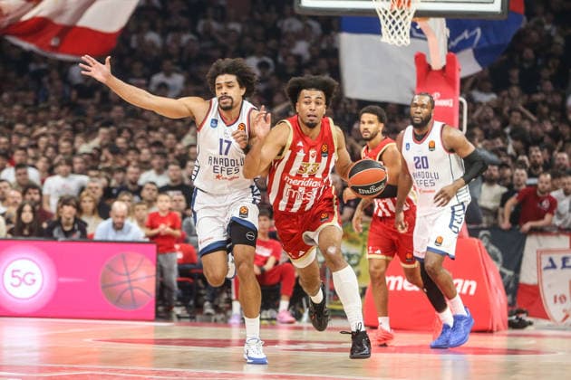 Crvena Zvezda v Anadolu Efes - EuroLeague BELGRADE, SERBIA - OCTOBER 1: Collin Malcolm (17) of Anadolu Efes in action against Jordan Nwora (33) of Crvena Zvezda during the EuroLeague basketball match between Crvena Zvezda and Anadolu Efes at Belgrade Arena in Belgrade, Serbia, on October 1, 2026. Filip Stevanovic Anadolu Belgrade Serbia. Editorial use only. Please get in touch for any other usage.  Copyright: x2026xAnadoluxFilipxStevanovicx