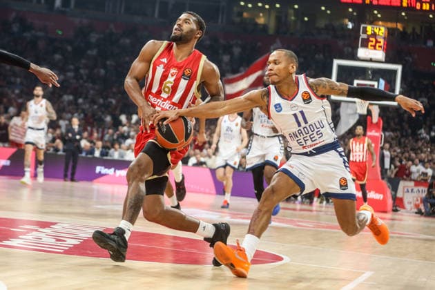 Crvena Zvezda v Anadolu Efes - EuroLeague BELGRADE, SERBIA - OCTOBER 1: Daron Russell (11) of Anadolu Efes in action against Jared Butler (6) of Crvena Zvezda during the EuroLeague basketball match between Crvena Zvezda and Anadolu Efes at Belgrade Arena in Belgrade, Serbia, on October 1, 2026. Filip Stevanovic Anadolu Belgrade Serbia. Editorial use only. Please get in touch for any other usage.  Copyright: x2026xAnadoluxFilipxStevanovicx