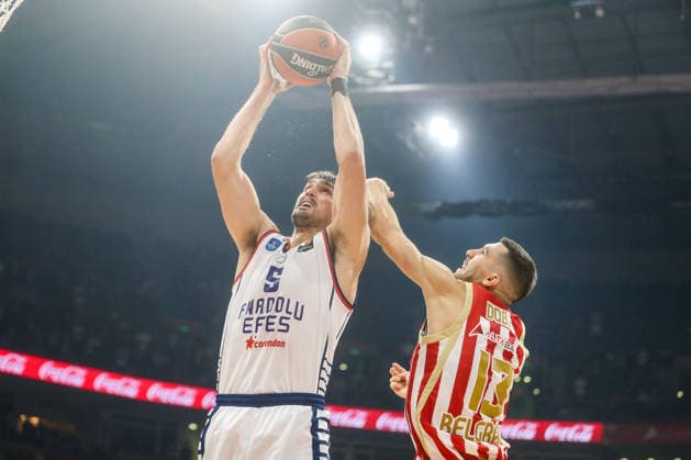 Crvena Zvezda v Anadolu Efes - EuroLeague BELGRADE, SERBIA - OCTOBER 1: Dario Saric (5) of Anadolu Efes in action against Ognjen Dobric (13) of Crvena Zvezda during the EuroLeague basketball match between Crvena Zvezda and Anadolu Efes at Belgrade Arena in Belgrade, Serbia, on October 1, 2026. Filip Stevanovic Anadolu Belgrade Serbia. Editorial use only. Please get in touch for any other usage.  Copyright: x2026xAnadoluxFilipxStevanovicx