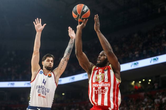 Crvena Zvezda v Anadolu Efes - EuroLeague BELGRADE, SERBIA - OCTOBER 1: Santi Yusta (4) of Anadolu Efes in action against Semi Ojeleye (37) of Crvena Zvezda during the EuroLeague basketball match between Crvena Zvezda and Anadolu Efes at Belgrade Arena in Belgrade, Serbia, on October 1, 2026. Filip Stevanovic Anadolu Belgrade Serbia. Editorial use only. Please get in touch for any other usage.  Copyright: x2026xAnadoluxFilipxStevanovicx