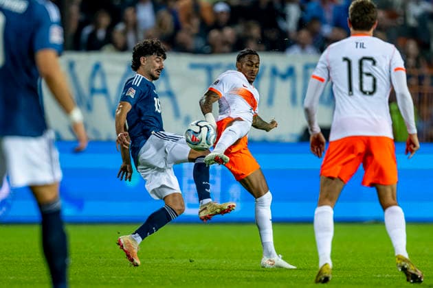 THESSALONIKI - (l-r) Griekenland midfielder Thanasis Androutsos and Nederland forward Crysencio Summerville during the UEFA Nations League match between Griekenland and Nederland at Toumba Stadion on 1 October 2026 in Thessaloniki, Griekenland. (Photo by DeFodi Images) -