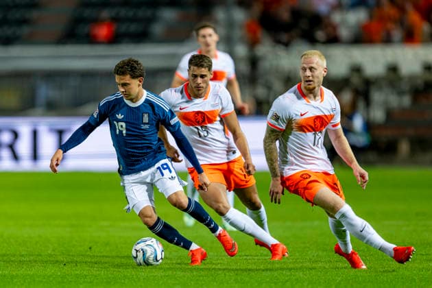 THESSALONIKI - (l-r) Griekenland forward Konstantinos Karetsas, Nederland defender Micky van de Ven and Nederland forward Mexx Meerdink during the UEFA Nations League match between Griekenland and Nederland at Toumba Stadion on 1 October 2026 in Thessaloniki, Griekenland. (Photo by DeFodi Images) -