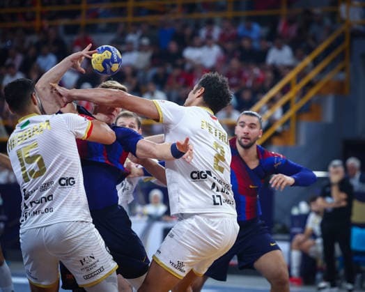 Barcelona v Veszprem - Final IHF Men Handball Club World Championship, WM, Weltmeisterschaft 2026 Ahmed Hesham 15 stops Barcelona player during the final match between Barcelona vs Veszprem in the IHF Men s Handball Club World Championship - Egypt 2026 at New Administrative Capital Hall Cairo Cairo Egypt Copyright: xMohamedxTageldinx