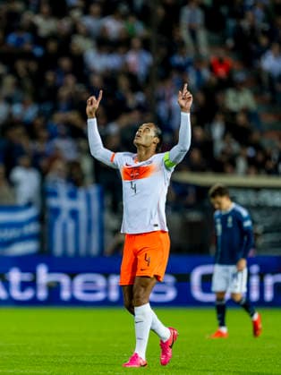 THESSALONIKI - Nederland defender Virgil van Dijk celebrates the 2-1 during the UEFA Nations League match between Griekenland and Nederland at Toumba Stadion on 1 October 2026 in Thessaloniki, Griekenland. (Photo by DeFodi Images) -