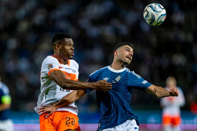 THESSALONIKI - (l-r) Netherlands defender Denzel Dumfries and Greece forward Giorgos Masouras during the UEFA Nations League match between Greece and the Netherlands at Toumba Stadion on 1 October 2026 in Thessaloniki, Greece. (Photo by DeFodi Images) -