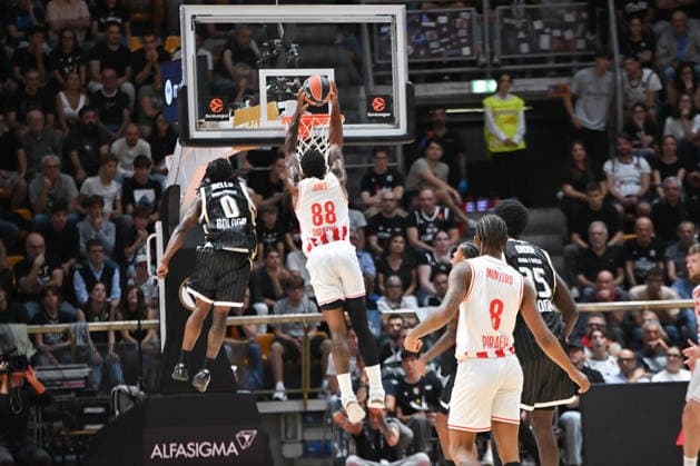 IPA89195913 - Tyrique Jones (Olympiacos Piraeus) in action --- Virtus Bologna vs. Olympiacos Piraeus EuroLeague Basketball at PalaDozza in Bologna, Italy, on October 1, 2026, during the Virtus Bologna vs. Olympiacos Piraeus EuroLeague Basketball game in Bologna, Italy, on October 1, 2026  Copyright: xFrancescoxMalpensi IPAxSportx xx IPA89195913