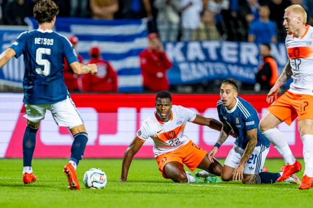 THESSALONIKI - (l-r) Nederland defender Denzel Dumfries and Griekenland defender Kostas Tsimikas during the UEFA Nations League match between Griekenland and Nederland at Toumba Stadion on 1 October 2026 in Thessaloniki, Griekenland. (Photo by DeFodi Images) -