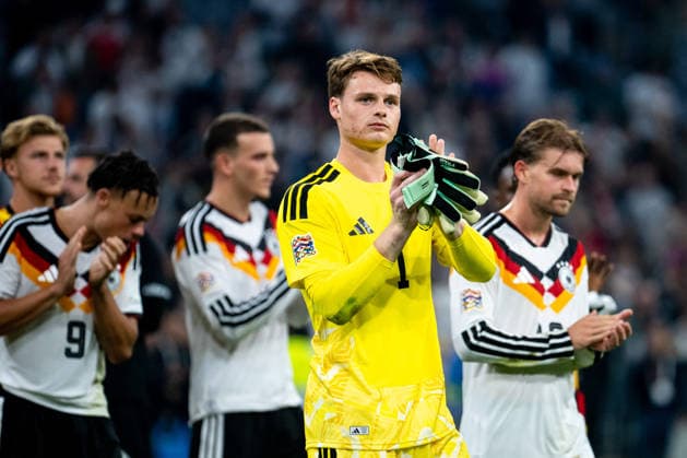 01.10.2026, GER, Fussball, Herren, UEFA Nations League Länderspiel, Liga A, 3. Spieltag, Deutschland vs. Serbien Jonas Urbig ( Deutschland, 1 ) bedankt sich bei den Fans und freut sich über den Sieg München Allianz Arena Bayern Deutschland Copyright: xNordphoto Memmlerx