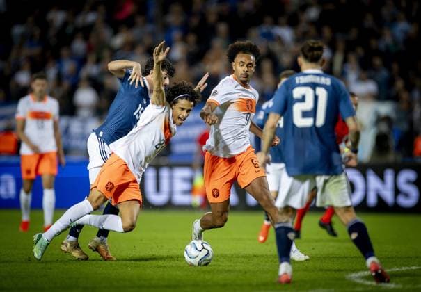 THESSALONIKI - Thanasis Androutsos of Greece, Gjivai ZechiÃ«l of the Netherlands (lr) during the UEFA Nations League match between Greece and the Netherlands at Toumba Stadium on 1 October 2026 in Greece. KOEN VAN WEEL ANP xVIxANPxSportx xxANPxIVx 571123661 originalFilename: 571123661.jpg