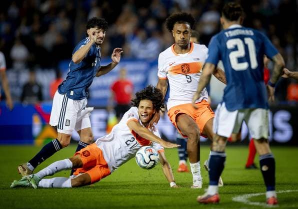 THESSALONIKI - Thanasis Androutsos of Greece, Gjivai ZechiÃ«l of the Netherlands (lr) during the UEFA Nations League match between Greece and the Netherlands at Toumba Stadium on 1 October 2026 in Greece. KOEN VAN WEEL ANP xVIxANPxSportx xxANPxIVx 571123675 originalFilename: 571123675.jpg