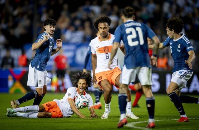 THESSALONIKI - Thanasis Androutsos of Greece, Gjivai ZechiÃ«l of the Netherlands (lr) during the UEFA Nations League match between Greece and the Netherlands at Toumba Stadium on 1 October 2026 in Greece. KOEN VAN WEEL ANP xVIxANPxSportx xxANPxIVx 571123683 originalFilename: 571123683.jpg