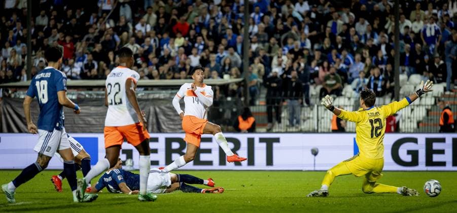 THESSALONIKI - Tijjani Reijnders of the Netherlands passes Greek goalkeeper Kostas Tzolakism (lr) and scores the 2-2 equalizer during the UEFA Nations League match between Greece and the Netherlands at Toumba Stadium on October 1, 2026, in Greece. KOEN VAN WEEL ANP xVIxANPxSportx xxANPxIVx 571123736 originalFilename: 571123736.jpg
