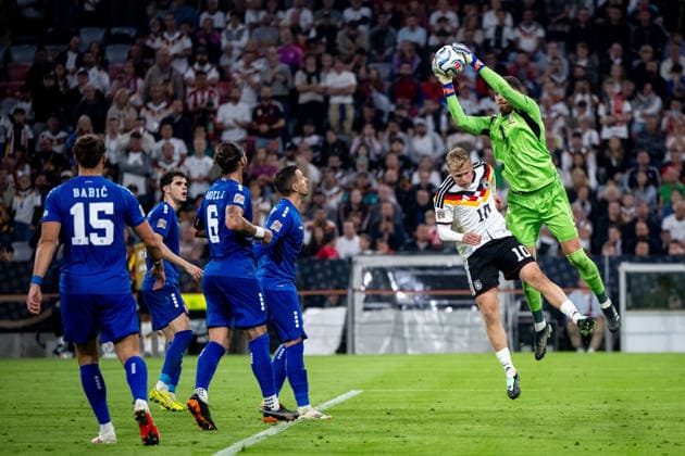 01.10.2026, GER, Fussball, Herren, UEFA Nations League Länderspiel, Liga A, 3. Spieltag, Deutschland vs. Serbien Jonathan Burkardt ( Deutschland, 10 ) im Zweikampf mit Djordje Petrovic ( Serbien 1 ) München Allianz Arena Bayern Deutschland Copyright: xNordphoto Memmlerx