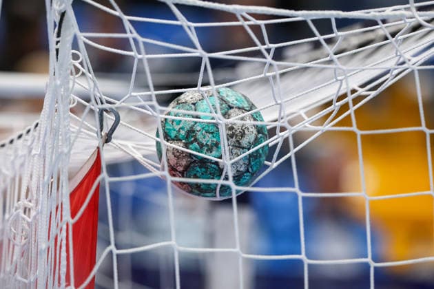 2026.10.01, xkwix, Handball, Handball-Bundesliga, TBV Lemgo Lippe - HC Hamburg, PHOENIX CONTACT arena, 7.Spieltag, Saison 2026 2027: Ein Handball liegt auf dem Tornetz Photo: xKamilxWilkowskixPressefotoKochx Nordrhein-Westfalen Deutschland