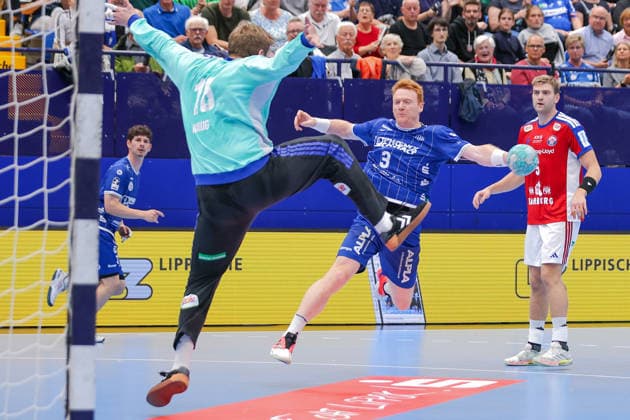 2026.10.01, xkwix, Handball, Handball-Bundesliga, TBV Lemgo Lippe - HC Hamburg, PHOENIX CONTACT arena, 7.Spieltag, Saison 2026 2027: Nicolai Theilinger (TBV Lemgo Lippe 3) beim Wurf aufs Tor gegen Robin Haug (HC Hamburg 16) Photo: xKamilxWilkowskixPressefotoKochx Nordrhein-Westfalen Deutschland