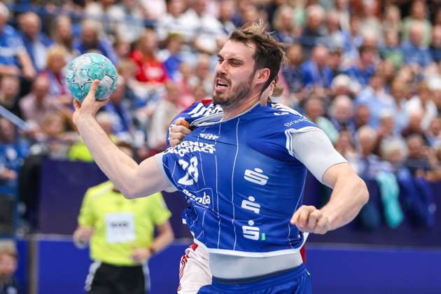 2026.10.01, xkwix, Handball, Handball-Bundesliga, TBV Lemgo Lippe - HC Hamburg, PHOENIX CONTACT arena, 7.Spieltag, Saison 2026 2027: Martin Hovde (HC Hamburg 81)im Zweikampf gegen Hendrik Wagner (TBV Lemgo Lippe 28) Photo: xKamilxWilkowskixPressefotoKochx Nordrhein-Westfalen Deutschland