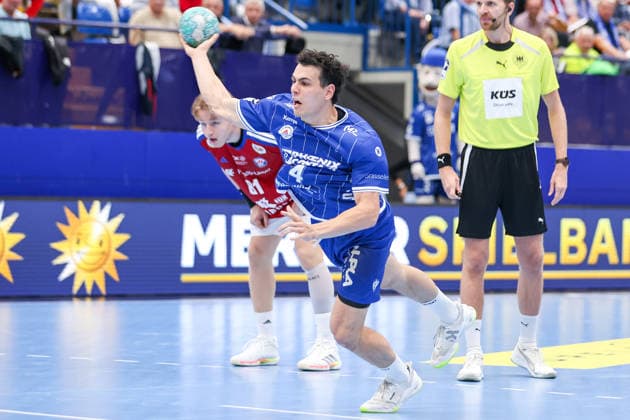 2026.10.01, xkwix, Handball, Handball-Bundesliga, TBV Lemgo Lippe - HC Hamburg, PHOENIX CONTACT arena, 7.Spieltag, Saison 2026 2027: Samuel Zehnder (TBV Lemgo Lippe 4) beim Freiwurf an der Linie Photo: xKamilxWilkowskixPressefotoKochx Nordrhein-Westfalen Deutschland