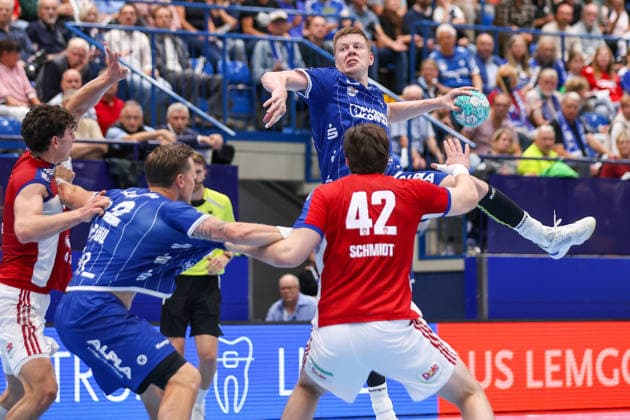 2026.10.01, xkwix, Handball, Handball-Bundesliga, TBV Lemgo Lippe - HC Hamburg, PHOENIX CONTACT arena, 7.Spieltag, Saison 2026 2027: Niels Versteijnen (TBV Lemgo Lippe 25) beim Wurf ueber Jan Christian Schmidt (HC Hamburg 42) und Adam Nyfjaell (TBV Lemgo Lippe 22) Photo: xKamilxWilkowskixPressefotoKochx Nordrhein-Westfalen Deutschland