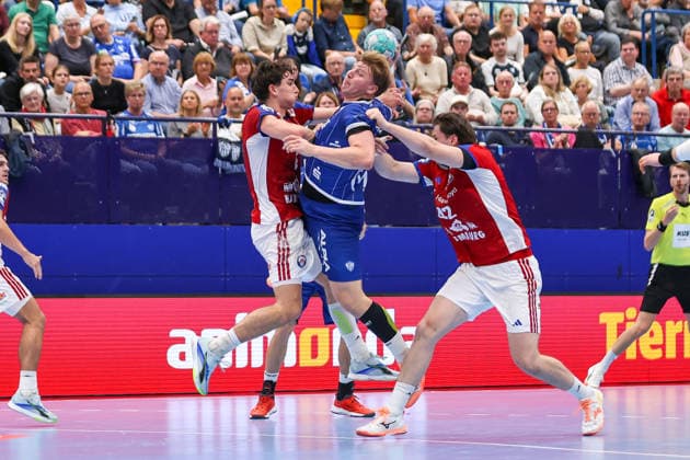 2026.10.01, xkwix, Handball, Handball-Bundesliga, TBV Lemgo Lippe - HC Hamburg, PHOENIX CONTACT arena, 7.Spieltag, Saison 2026 2027: Lukas Hutecek (TBV Lemgo Lippe 2) im Zweikampf gegen Jan Christian Schmidt (HC Hamburg 42) und Elias Kofler (HC Hamburg 6) Photo: xKamilxWilkowskixPressefotoKochx Nordrhein-Westfalen Deutschland