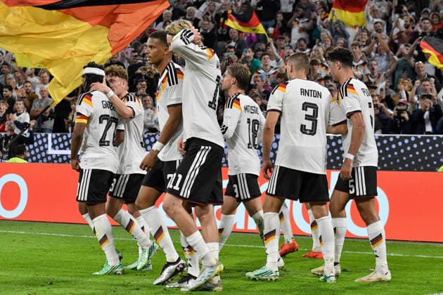 Die Mannschaft von Deutschland jubelt nach dem Tor von 1:0 Torschuetze Torschütze Tom Bischof (Deutschland 8) 01.10.2026 ¢ Fussball ¢ Nations League ¢ Deutschland vs Serbien, Allianz Arena, München Muenchen, Bayern Germany