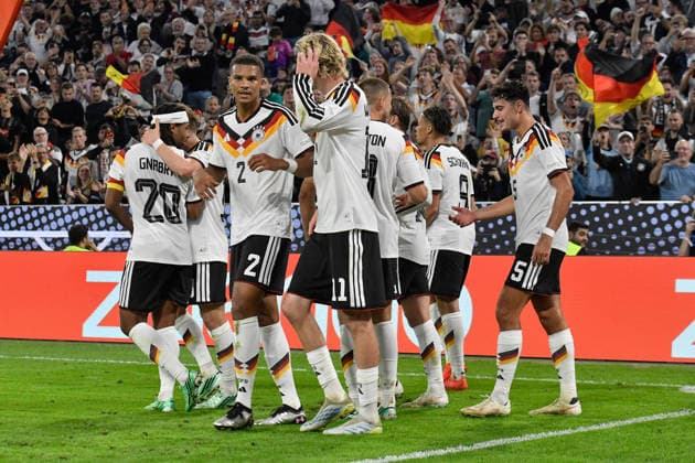 Die Mannschaft von Deutschland jubelt nach dem Tor von 1:0 Torschuetze Torschütze Tom Bischof (Deutschland 8) 01.10.2026 ¢ Fussball ¢ Nations League ¢ Deutschland vs Serbien, Allianz Arena, München Muenchen, Bayern Germany