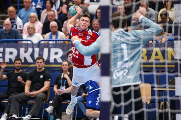 2026.10.01, xkwix, Handball, Handball-Bundesliga, TBV Lemgo Lippe - HC Hamburg, PHOENIX CONTACT arena, 7.Spieltag, Saison 2026 2027: Noah Beyer (HC Hamburg 22) beim Wurf gegen Constantin Moestl (TBV Lemgo Lippe 1) Photo: xKamilxWilkowskixPressefotoKochx Nordrhein-Westfalen Deutschland