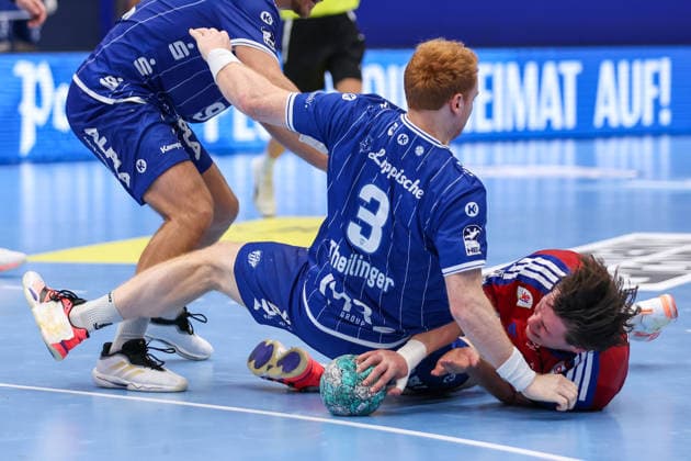 2026.10.01, xkwix, Handball, Handball-Bundesliga, TBV Lemgo Lippe - HC Hamburg, PHOENIX CONTACT arena, 7.Spieltag, Saison 2026 2027: Jan Christian Schmidt (HC Hamburg 42) am Boden Nicolai Theilinger (TBV Lemgo Lippe 3) faelt auf Arm Photo: xKamilxWilkowskixPressefotoKochx Nordrhein-Westfalen Deutschland