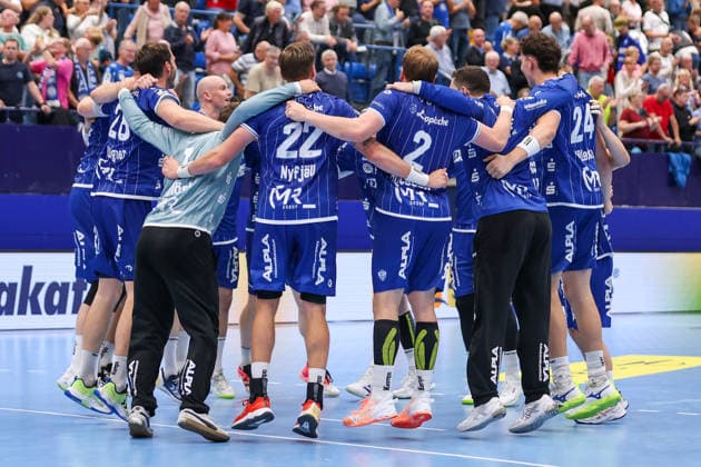 2026.10.01, xkwix, Handball, Handball-Bundesliga, TBV Lemgo Lippe - HC Hamburg, PHOENIX CONTACT arena, 7.Spieltag, Saison 2026 2027: Die Mannschaft jubelt zusammen im Kreis nach Sieg und Abpfiff Photo: xKamilxWilkowskixPressefotoKochx Nordrhein-Westfalen Deutschland