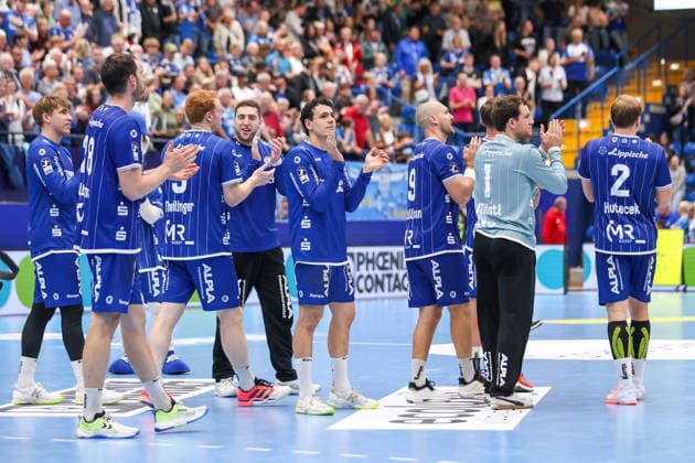 2026.10.01, xkwix, Handball, Handball-Bundesliga, TBV Lemgo Lippe - HC Hamburg, PHOENIX CONTACT arena, 7.Spieltag, Saison 2026 2027: Das Siegerteam aus Lemgo klatscht und Jubelt mit den Fans Photo: xKamilxWilkowskixPressefotoKochx Nordrhein-Westfalen Deutschland