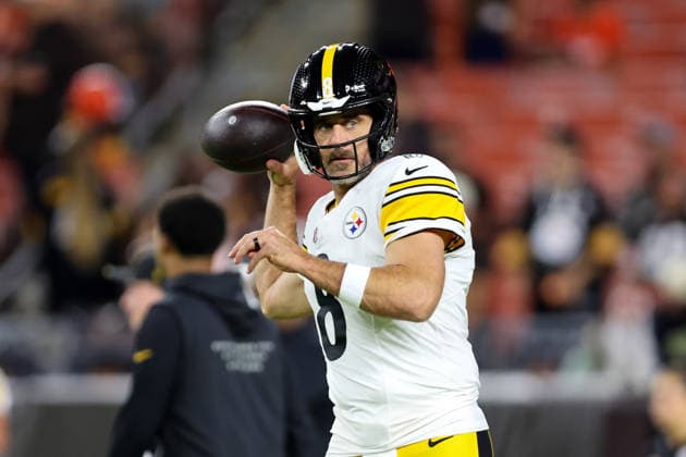 CLEVELAND, OH - OCTOBER 01: Pittsburgh Steelers quarterback Aaron Rodgers (8) on the field prior to the National Football League game between the Pittsburgh Steelers and Cleveland Browns on October 1, 2026, at Huntington Bank Field in Cleveland, OH. (Photo by Frank Jansky Icon Sportswire) NFL, American Football Herren, USA OCT 01 Steelers at Browns EDITORIAL USE ONLY Icon261001001
