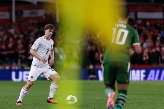 SOCCER - NL, IRL vs AUT DUBLIN,IRELAND,01.OCT.26 - SOCCER - UEFA Nations League, OEFB international match, Länderspiel, Nationalmannschaft Ireland vs Austria. Image shows David Affengruber (AUT) and Adam Idah (IRL).  GEPAxpictures xArminxRauthner