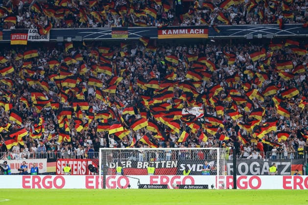 UEFA Nations League - 26 27 - Deutschland - Serbien am 01.10.2026 in der Allianz Arena in München Die Deutschland Fans schwenken auf der Tribüne Fahnen