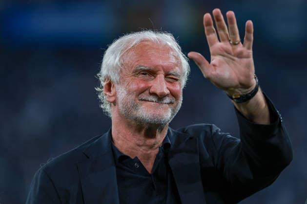 UEFA Nations League - 26 27 - Deutschland - Serbien am 01.10.2026 in der Allianz Arena in München Rudi Völler Voeller (DFB-Direktor Maenner-Nationalmannschaft) winkt und lacht